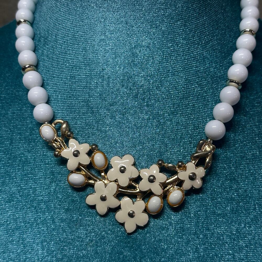 Vintage White Floral Necklace Earring Set Gold Tone Beaded Retro Jewelry - Picture 3 of 5